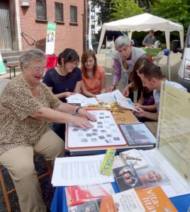 Auch Denken ist Bewegung. Das Team der Stadt- und Landesbibliothek bat zum Puzzle-Spiel.