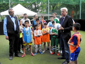 OB Ullrich Sierau (re.) und der Jugendausschussvorsitzende Friedhelm Sohn (li.) kamen zur Eröffnung.