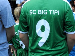 Der SC Big Tipi bekam vom Tierschutzverein Trikots in Wunschfarben spendiert.