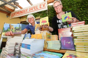 Spende von Kinder- und Jugendbüchern für den Nachwuchs der Kunden der Dortmunder Tafel. V. l.: Edeltraud Häger, Filialleiterin Tafel Haydnstraße und Uta Koball von der Buchhandlung Litfass