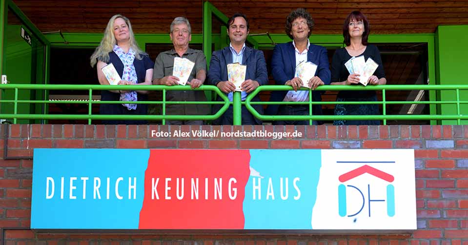 Das Team des Dietrich-Keuning-Hauses präsentiert das neue Halbjahresprogramm.