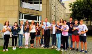 Abschiedsfoto in Dortmund: Die Jugendlichen mit Klaus Wegener, dem Präsidenten der Auslandsgesellschaft NRW.