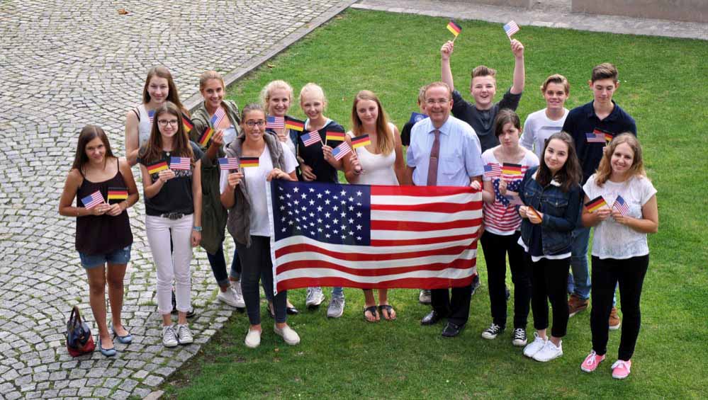 Abschiedsfoto in Dortmund: Die Jugendlichen mit Klaus Wegener, dem Präsidenten der Auslandsgesellschaft NRW. 