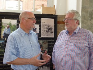 Götz Kalthoff, stellvertretender Vorsitzender des Vereins Hoesch-Museum im Gespräch mit Ausstellungskurator Wilfried Kruse.