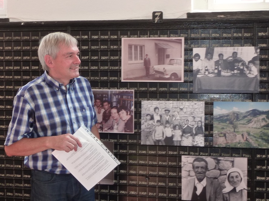 Michael Dückershoff, Kurator des Hoesch-Museums, vor einer Wand mit Fotos der Familie Kosan.