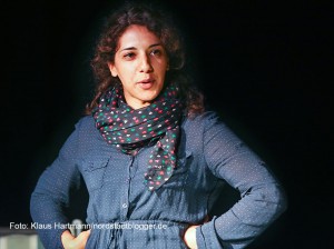 Rahime Muzac und Daniel Willer, Kulturwerkstatt Lindenhorst,  spielen das Stück: Flut. Theaterpädagogin Houssie Shirin