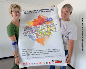 Jutta Reiter und Fred Ape präsentieren das Programm des Friedensfestivals.