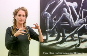 Ausstellung Schwitzkästen im Künstlerhaus. Ilona Ottenbreit mit Bild: Lichtspalt