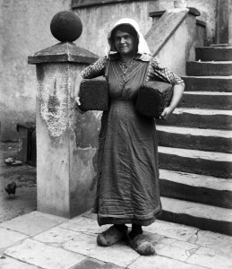 Bauernmädchen mit zwei Pumpernickelbroten, 1919, Foto: Heinrich Genau, LWL-Medienzentrum für Westfalen