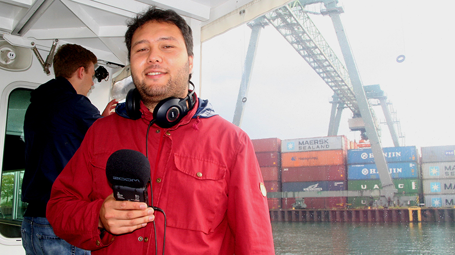 Foto: Konrad Gutkowski (vorne) während der Aufnahmen im Dortmunder Hafen. Quelle: Hafen AG / Fleissner