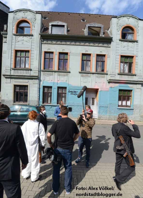 Die Aktionskünstler machten die Neonazis direkt vor deren Haustür zu unfreiwilligen Komparsen.