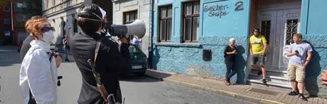 Die Aktionskünstler machten die Neonazis direkt vor deren Haustür zu unfreiwilligen Komparsen.