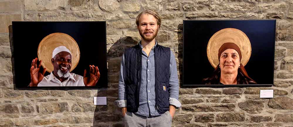 Fotograf Nils Laengner zwischen seinen Heiligen. Foto: Stephan Schütze/VKK