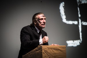 Besonders eindrucksvoll als Mahner vor Hitler: Uwe Schmieder. Foto: Nick Jaussi/TheaterDo