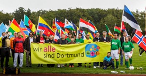 10 Jahre Fußballspiel der Religionen, Hoeschpark Fahnenlauf, Gruppe Harimon, Eröffnungsrede OB Sierau Foto: Ruediger Barz