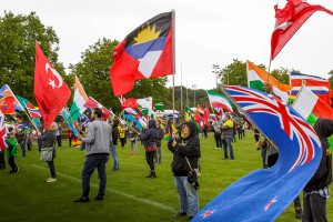 10 Jahre Fußballspiel der Religionen, Hoeschpark Fahnenlauf, Gruppe Harimon, Eröffnungsrede OB Sierau Foto: Ruediger Barz