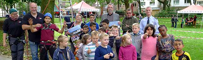 Gerda Kieninger und Friedhelm Sohn eröffneten das AWO-Kletterfest im Bücherpark. Foto: AWO