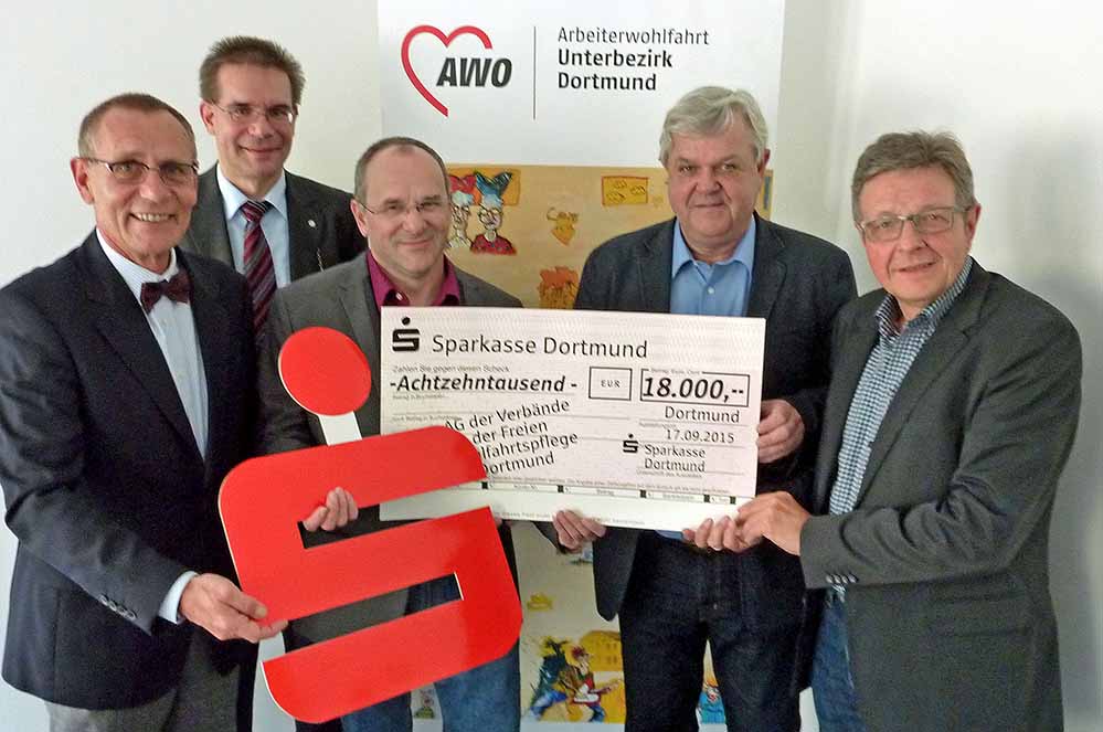 Spendenübergabe: von links nach rechts: Bernd Kompe (Sparkasse), Christian Schulz (Caritas), Rainer Klein (Diakonisches Werk), Andreas Gora (AWo-Geschäftsführer und Reinhard Kleibrink (Awo). Foto: Joachim vom Brocke