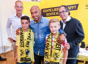 Ehemaliger BvB-Profi Dede zu Gast bei Borsig11. Dede mit den beiden Youngsters-Reportern Louis und Abdullah. Hinten links: Carsten Cramer, BVB-Stiftung Leuchte auf. Rechts Christian Howaldt, Veranstalter Abschiedsspiel