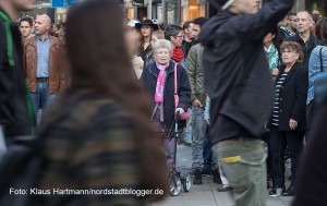 Demonstration am 26. September: Solidarität mit ALLEN Geflüchteten, Refugees Welcome Dortmund. Zwischendurch geriet der Strom der Konsumenten auf dem Ostenhellweg ins Stocken