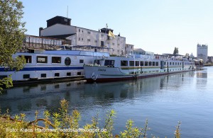 Die Schiffe zur Unterbringung von Flüchtlingen im Schmiedinghafen haben angelegt