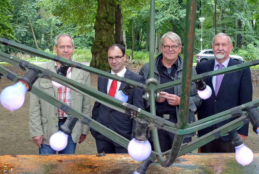 Freuen sich auf das Feuerwerk im Fredenbaumpark: Ortwin Holznagel (Stadt Dortmund), Elmar Steinborn (Sparkasse), Dr. Wilhelm Grote (Vorsitzender Freundeskreis Fredenbaumpark) und Manfred Kreuzholz (Stellvertreter). Foto: Joachim vom Brocke