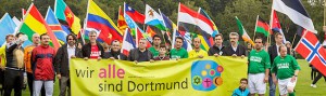 10 Jahre Fußballspiel der Religionen, Hoeschpark Fahnenlauf, Gruppe Harimon, Eröffnungsrede OB Sierau Foto: Ruediger Barz