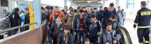 Am Sonntag werden in Dortmund drei Flüchtlingszüge erwartet. Der erste Zug brachte 800 Menschen, die im DKH versorgt und dann landesweit verteilt wurden.