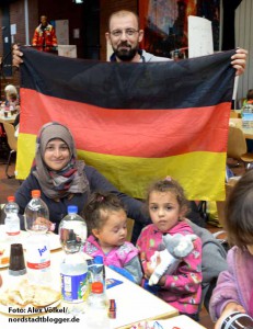 Am Sonntag werden in Dortmund drei Flüchtlingszüge erwartet. Der erste Zug brachte 800 Menschen, die im DKH versorgt und dann landesweit verteilt wurden.