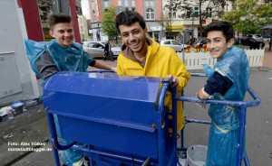 Yazan Halwani arbeitet mit Schülern der Anne-Frank-Gesamtschule an dem Bild von Fares Al-Khodor.