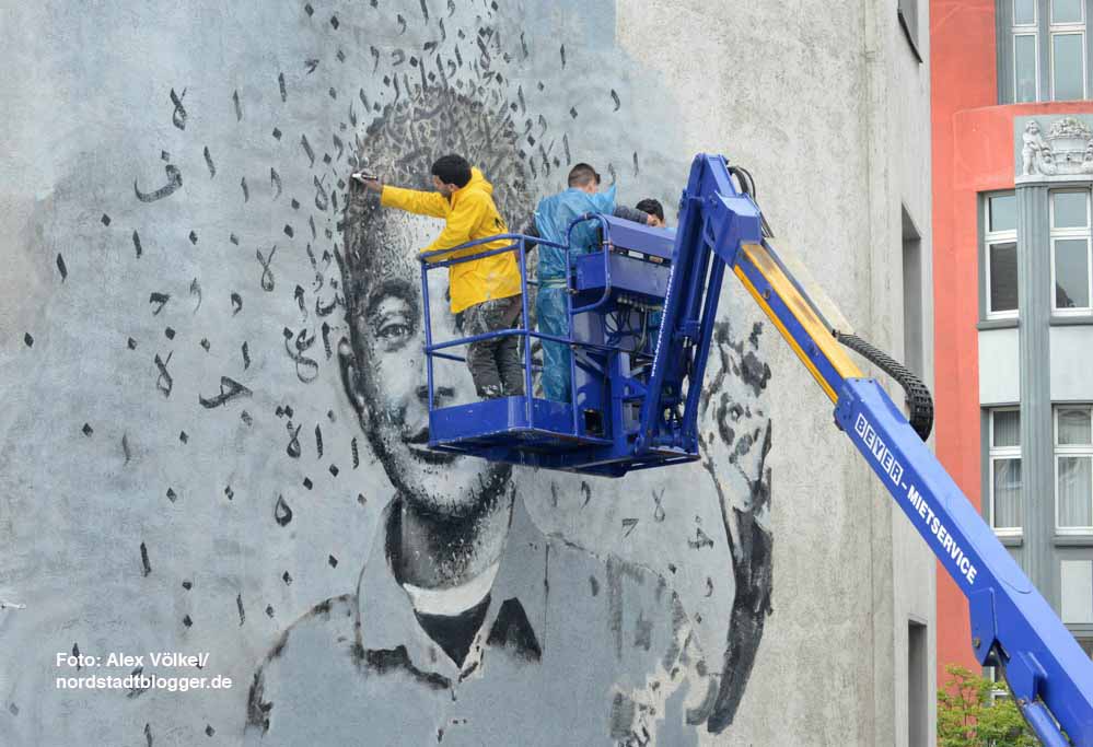  Yazan Halwani arbeitet mit Schülern der Anne-Frank-Gesamtschule an dem Bild von Fares Al-Khodor.