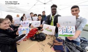 Übungen in arabischer Kalligraphie gehören zum Workshop mit den Schülerinnen und Schülern der Anne-Frank-Gesamtschule.