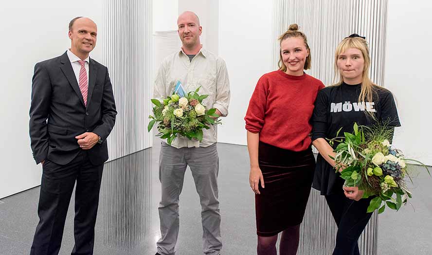 Preisverleihung: Peter Flosbach (DEW21), Julius Stahl, Stella Rossié und Nicola Gördes und vor dem Werk von Julius Stahl. ( v.l.n.r.)