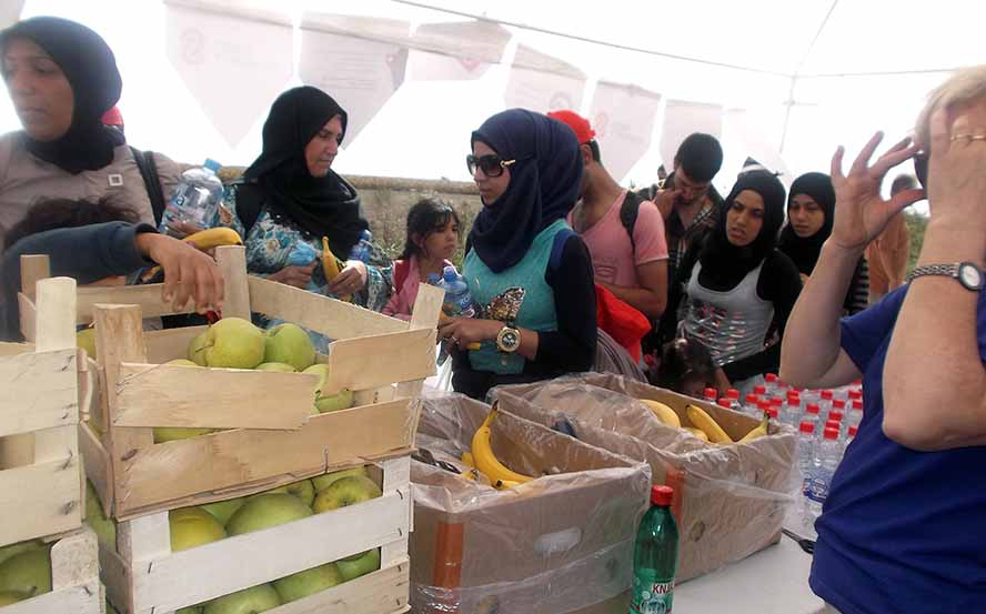 Beinahe 3.000 Flüchtlinge hat das Ökumenische Hilfswerk in Serbien mit Lebensmitteln versorgt. Foto: EHO