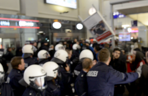 In der Bahnhofshalle flogen Flaschen und auch ein Plakataufsteller in Richtung der Beamten.