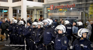 Die Polizei versuchte mit allen Mitteln, die Neonazis durch die Haupthalle zu schleusen. Doch das gelang nicht.