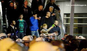 Die Außentreppe - hier standen nur Schaulustige - wollte der Polizeiführer trotz Anraten seiner Bundespolizeikollegen nicht nehmen. Das trug zur Eskalation bei.