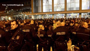 Statt über die Außentreppe links führte der Polizeiführer die Neonazis in der Nacht zu Sonntag mitten in den Bahnhof, wo die Flüchtlinge erwartet wurden.