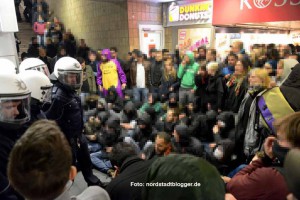 Im Inneren des Bahnhofs kam es zu Auseinandersetzungen sowie zu einer Sitzblockade vor dem S-Bahn-Aufgang.