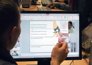 Schülerinnen und Schüler haben medizinische Fragebögen in verschiedene Sprachen übersetzt. Foto: Schule