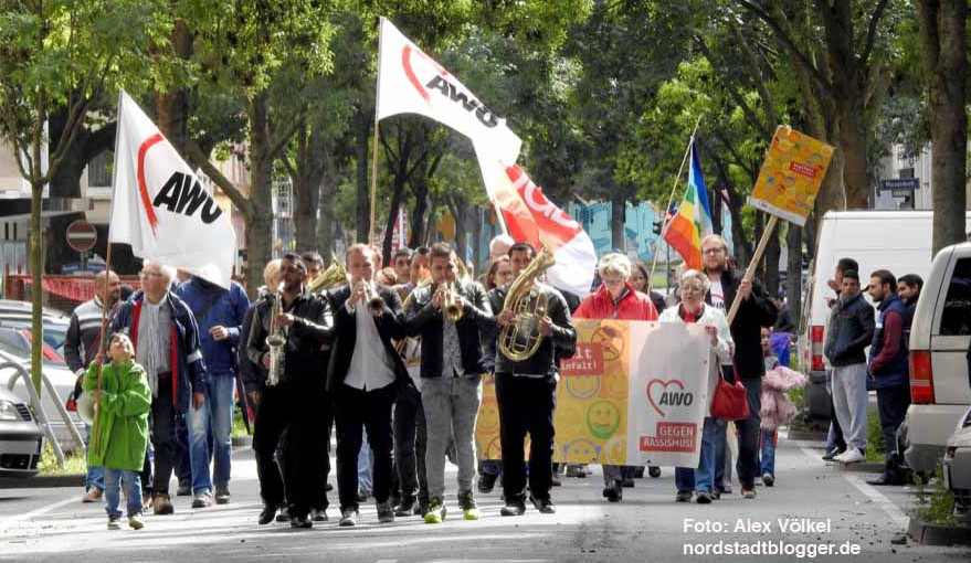 Zum Auftakt gab es eine Demo, die von einer Brass-Band begleitet wurde. 