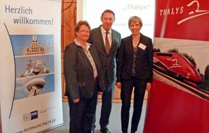 Präsentation mit Dr. Claudia Keidies (Wirtschaftsförderung Dortmund), IHK-Geschäftsführer Reinhard Schulz und Agnès Ogier (Thalys-Geschäftsführerin). Foto: Joachim vom Brocke