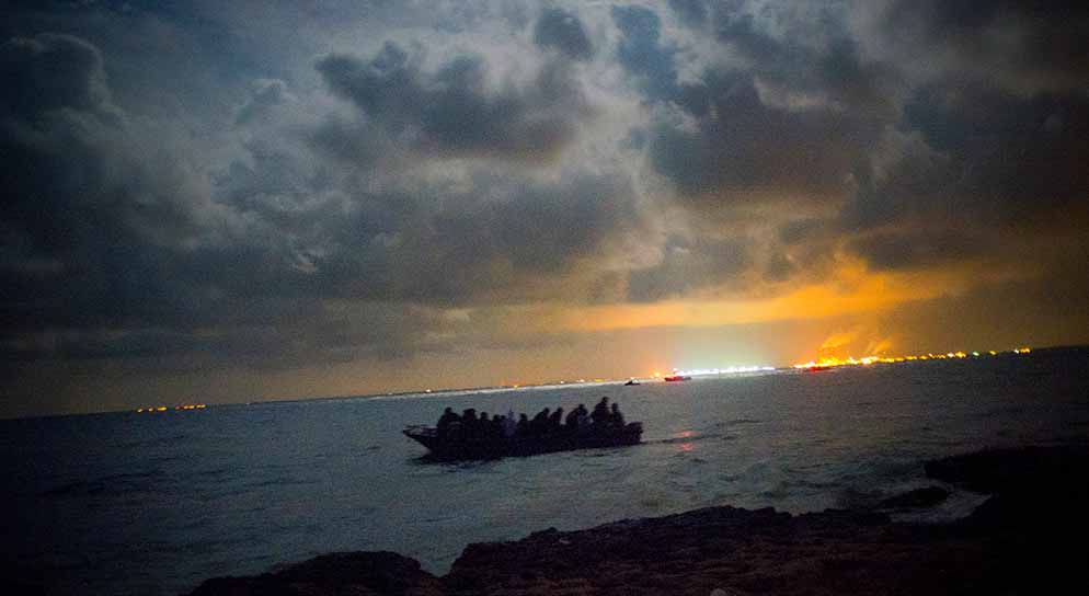 Das Schmugglerboot mit syrischen Flüchtlingen - gesehen von Nelson Island bei Alexandria.