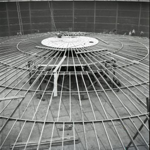 Das Archivbild zeigt den Bau des Behälters am Juli 1955. Foto: DEW21