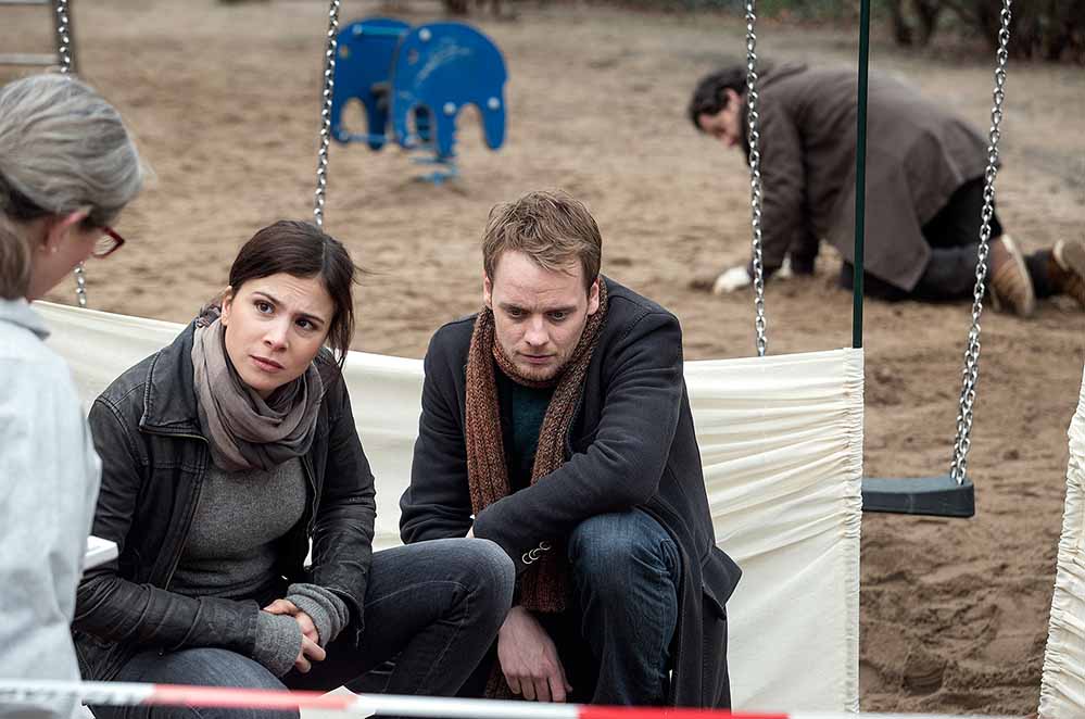 Rechtsmedizinerin Greta Leitner (Sybille Schedwill, l) zeigt Nora Dalay (Aylin Tezel, M) und Daniel Kossik (Stefan Konarske, r) den Tatort. Foto: WDR/Thomas Kost