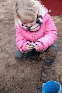 Emma findet im Spielplatzsand blaue Pillen – und hält sie für Bonbons. Foto: WDR/Thomas Kost