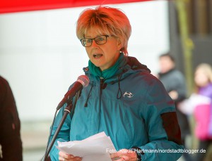 Mahnwache zum Gedenken der Opfer des Bombenattentats auf eine Friedenskundgebung in Ankara. Jutta Reiter, Vorsitzende des DGB Region Dortmund-Hellweg