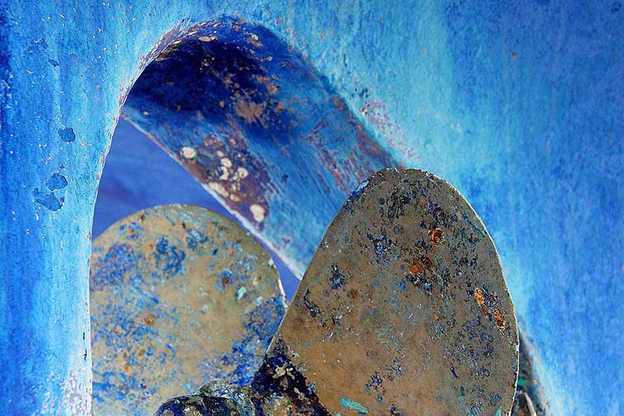 Die „Blaue Höhle“, ein Motiv, das Arne Machel in einem kleinen Werftbetrieb auf Mallorca entdeckte.
