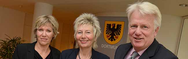 Regierungspräsidentin Diana Ewert (M.) überreichte den Förderbescheid des Landes an OB Ullrich Sierau und Schuldezernentin Daniela Schneckenburger. Foto: S.Kleemann/Stadt DO