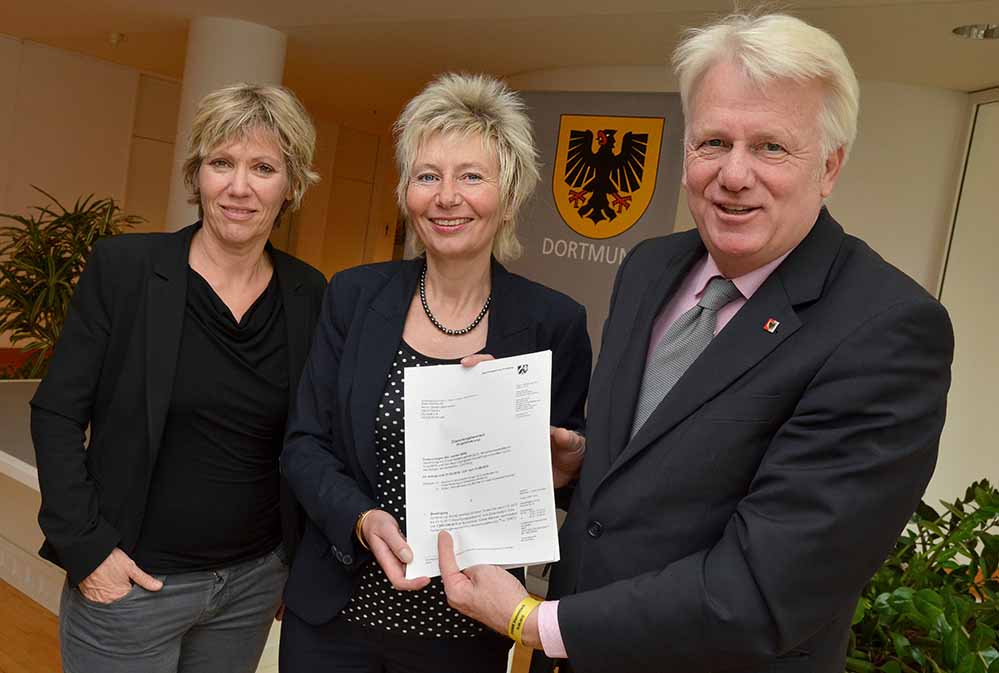 Regierungspräsidentin Diana Ewert (M.) überreichte den Förderbescheid des Landes an OB Ullrich Sierau und Schuldezernentin Daniela Schneckenburger. Foto: S.Kleemann/Stadt DO